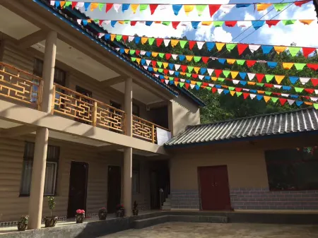 Zhanyou Jiayuan Nongjia Xiaoyuan Inn Отели рядом с достопримечательностью «Sichuanlugu Lake Scenic Area»