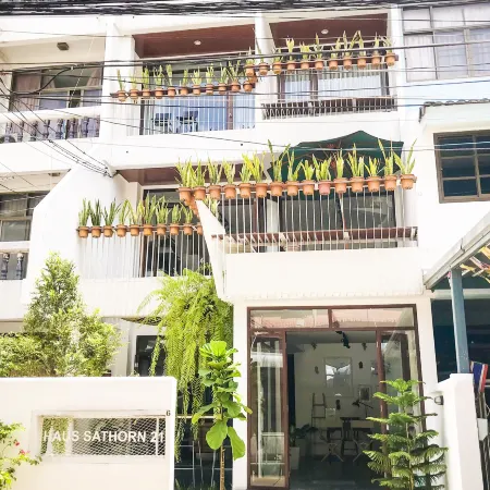 Haus Sathorn 21 Отели рядом с достопримечательностью «Станция метро Surasak»