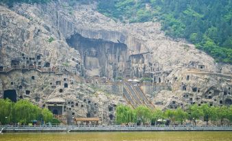 Qianna Qianxun Hotel (Luoyang Peony Plaza Wanda Branch)