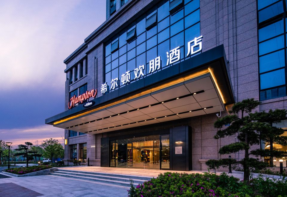 햄튼 바이 힐튼의 깔끔하게 정돈된 객실 내부