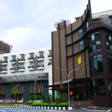 Hotel Grand Baron Отели рядом с достопримечательностью «Бирманский бассейн»
