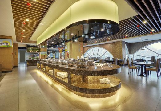 3. 홀리데이 인 익..