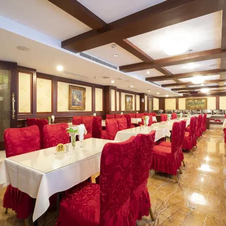 Xinhui Hotel Отели рядом с достопримечательностью «Храм и пагода Лонхуа»