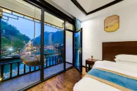 Qinglian Riverside Light Luxury Hostel