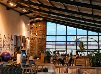 Deji Yangzong Youth Hostel