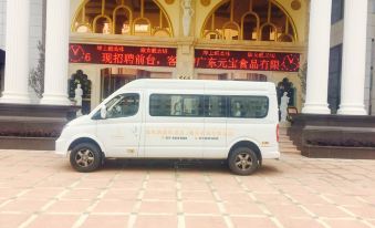 A large white car is parked on the street outside an Asian-themed restaurant at Vienna International Hotel (Shanghai Pudong Airport Free Trade Zone)