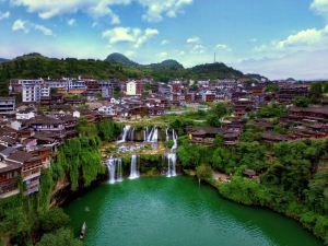 Baihe Renjia Inn (Furong Town Waterfall Branch)