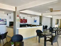 Sunset Cove Beach & Dive Resort - bar