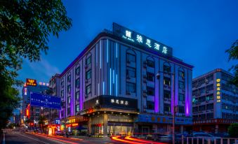 YAS Hotel