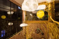 Yuehui Lake View Art Guesthouse