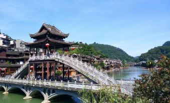 Fenghuang Jingshe Jiangjing Inn