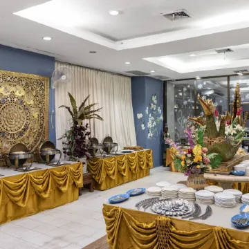 Ayothaya Riverside Hotel Отели рядом с достопримечательностью «Железнодорожная станция Аютхаи»