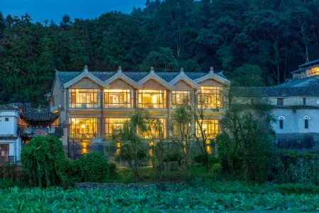 Yunshanshui Hot Spring Panoramic Holiday Hostel Отели в г. Тенчун