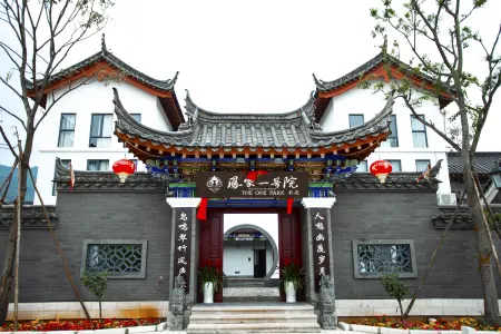 Fengjia No.1 Courtyard B&B (Luquan Fengjia Ancient Town Branch)