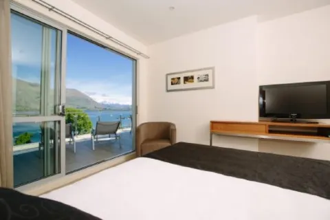 Lakeside Apartments