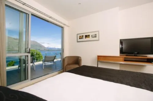 Lakeside Apartments