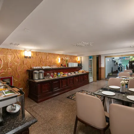 Little Diamond Hotel Отели рядом с достопримечательностью «Храм Нгоксон»