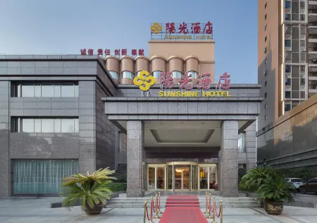 Sunshine Hotel Отели рядом с достопримечательностью «Taiyi Statue of God»