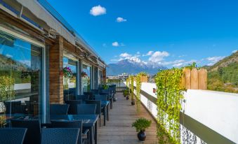Lijiang ancient city Zangyuan snow mountain view hotel (big water wheel shop)