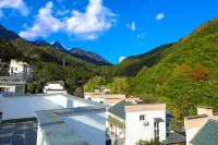 yinju renjia Hostel (South gate of the scenic area) Hotels near Emerald Valley