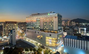 3. 홀리데이 인 익..