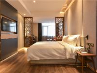 北京南锣鼓巷亚朵酒店 - 朵霾几木大床房