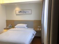 翔远大酒店(上海浦东机场店) - 高级大床房