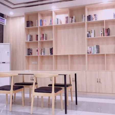 Junyi Hotel (Mengzhou Bus Station)