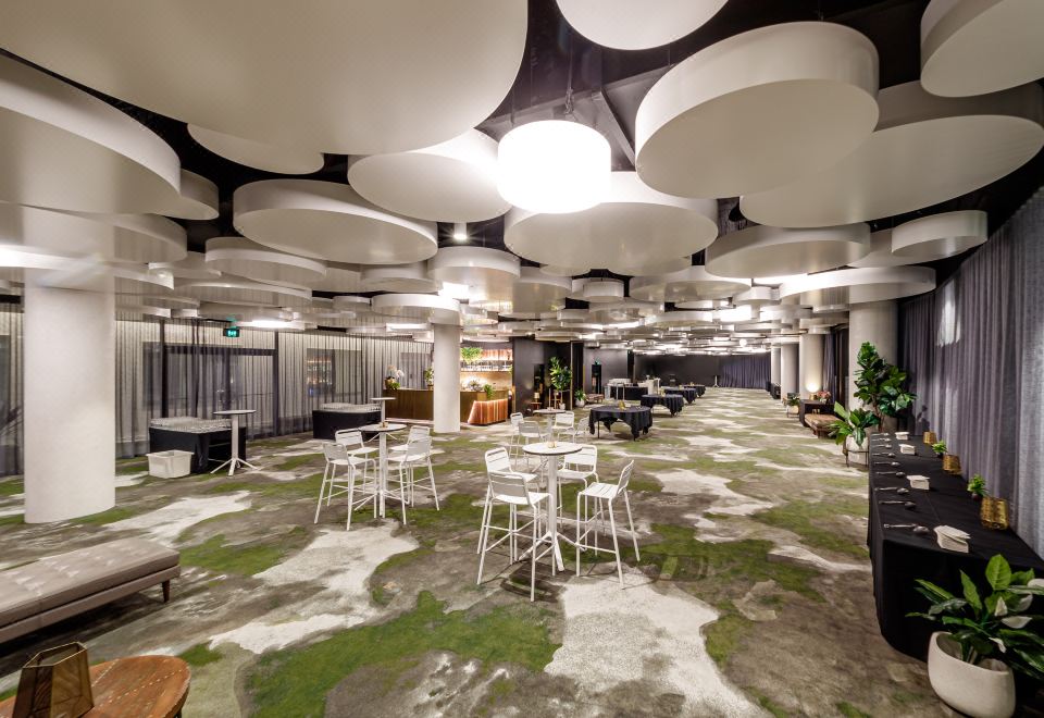 이튼스 힐 호텔의 실내 수영장 또는 라운지