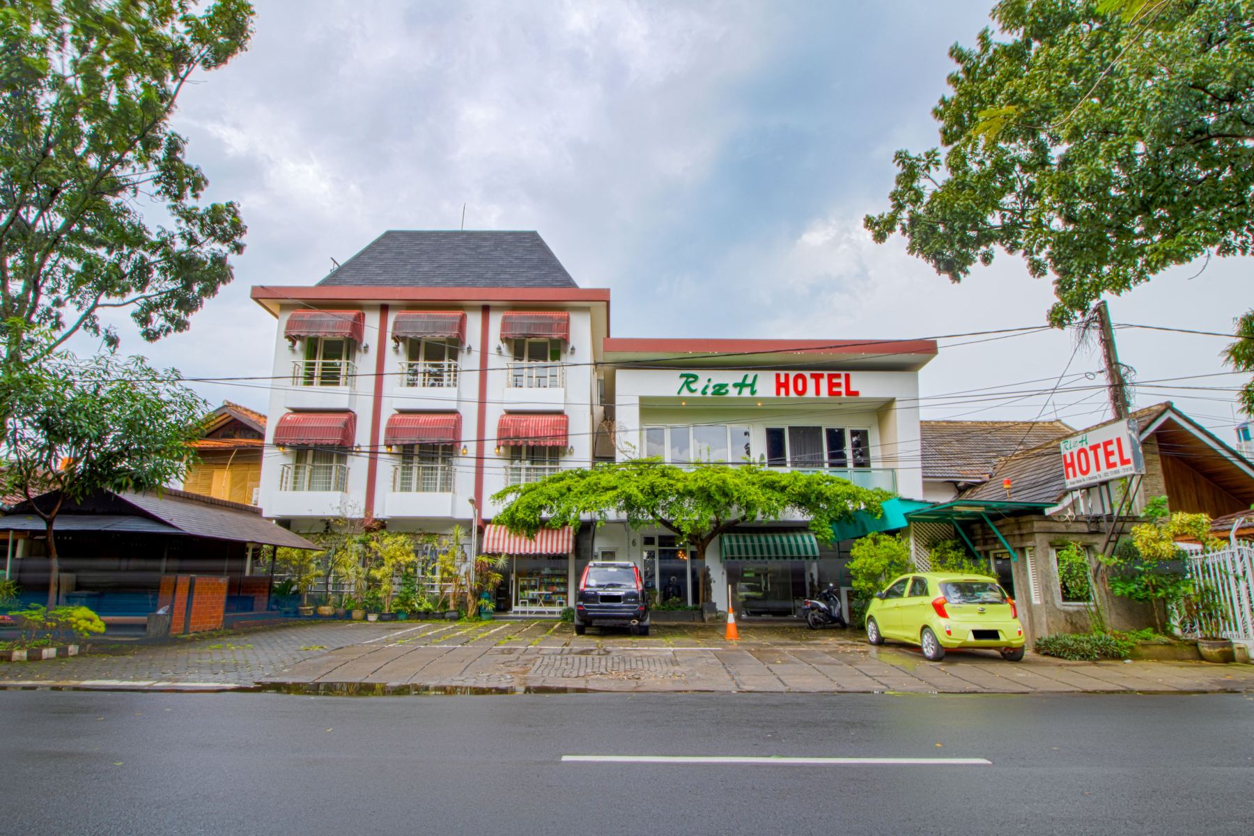 Rizh Hotel Hotels in Lengkong