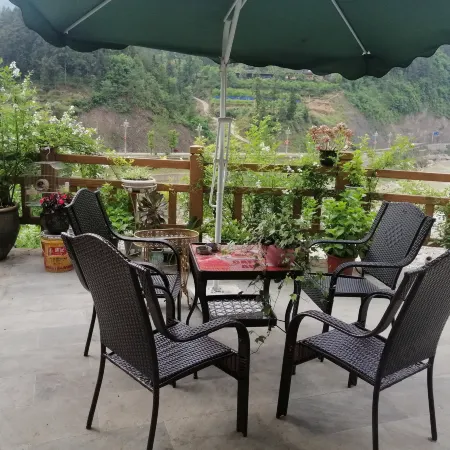 Xuanhan Riverside Xiaozhu Inn