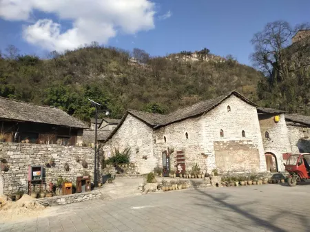 Anshun Qianbai Premium Hotel (Municipal Government Anshun Ancient City Branch) Отели рядом с достопримечательностью «Anshun Confucian Temple»