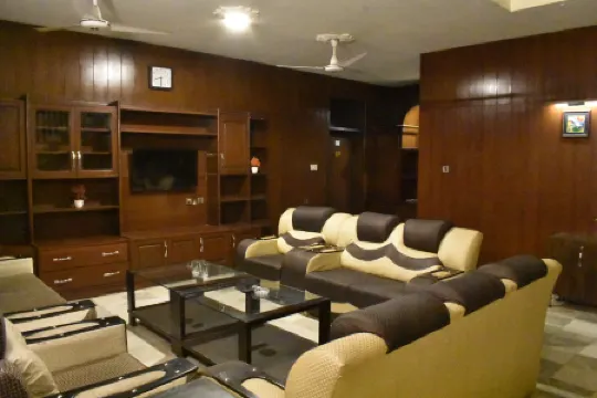 Al-Fateh Hotel Отели рядом с достопримечательностью «Юниверсити Колледж Лахор»