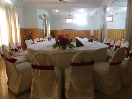 Pak Palace Guest House Abbottabad Отели рядом с достопримечательностью «Университет Инжиниринг & Текнолоджи Абботтабад Кампус»