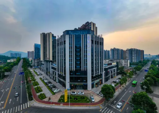 雅安賽菲爾ホテル 金鳳山公園周辺のホテル