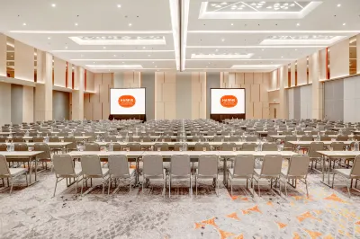 HARRIS Hotel & Conventions Bundaran Satelit Surabaya Hotel dekat Surabaya Square, Pusat Oleh-Oleh Khas Surabaya