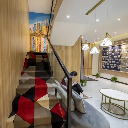 Yixin Hotel (Qingdao Zhanqiao Railway Station East Square) Отели рядом с достопримечательностью «Вокзал Циндао»