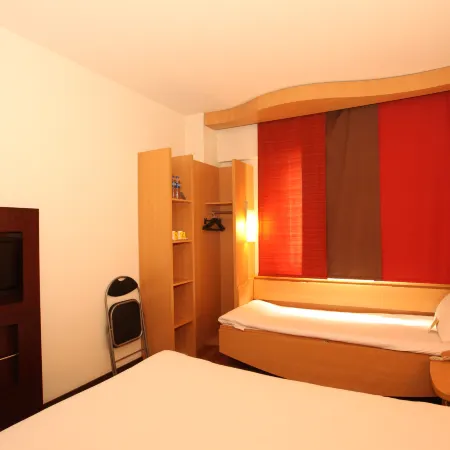 Jasmine Yueju Boutique Hotel (Anshan Railway Station Shengli Square)