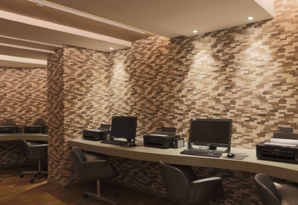 깔끔하게 정돈된 호텔 객실 이미지