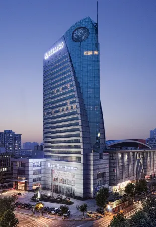 Grand Skylight Hotel Yueyang (Yueyanglou Pedestrian Street) Отели рядом с достопримечательностью «Baling Square»