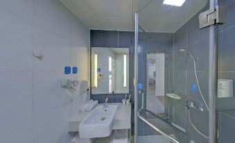 XingRui Hotel (Shanghai Zhonghuan Bailian Meichuan Road)