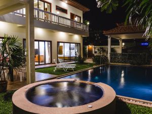 Avoca Pool Villas