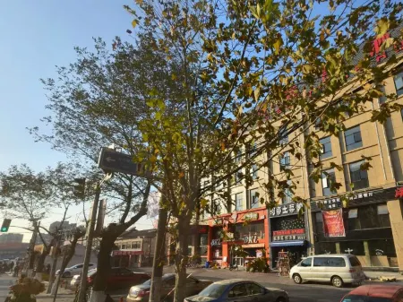 Charlotte Boutique Hotel (Shanghai Zhoupu Wanda) Отели рядом с достопримечательностью «Shanghai Graduate School of China University of Technology»