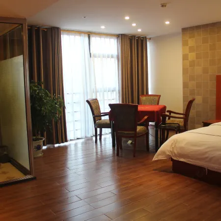Huaying Xiyue Business Hotel