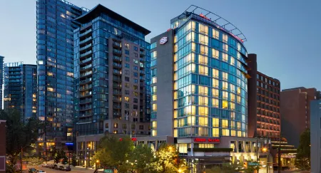 Hampton Inn & Suites, by Hilton - Vancouver Downtown Отели рядом с достопримечательностью «Пунжаби Маркет»
