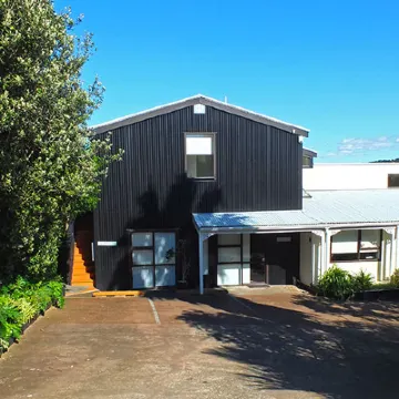 Le Chalet Waiheke Apartments Hotels near Waiheke Island Explorer Bus