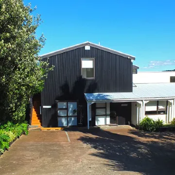 Le Chalet Waiheke Apartments Отели рядом с достопримечательностью «Автобус Explorer Island Waiheke»