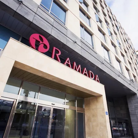 Ramada by Wyndham Jeju City Hall Отели рядом с достопримечательностью «Храм Самсонхёль»