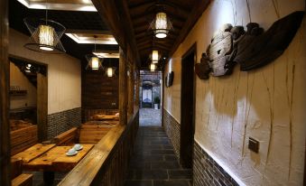 Happy Utopia B&B (Fenghuang Ancient City Nanhua Branch)