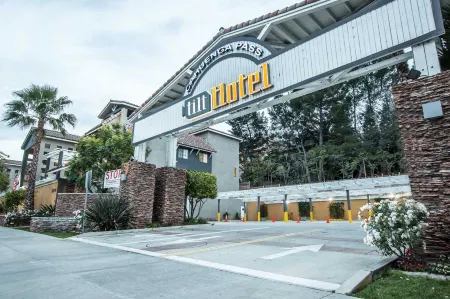 Tilt Hotel Universal-Hollywood, Ascend Hotel Collection Отели рядом с достопримечательностью «Юниверсал Студиос Голливуд»